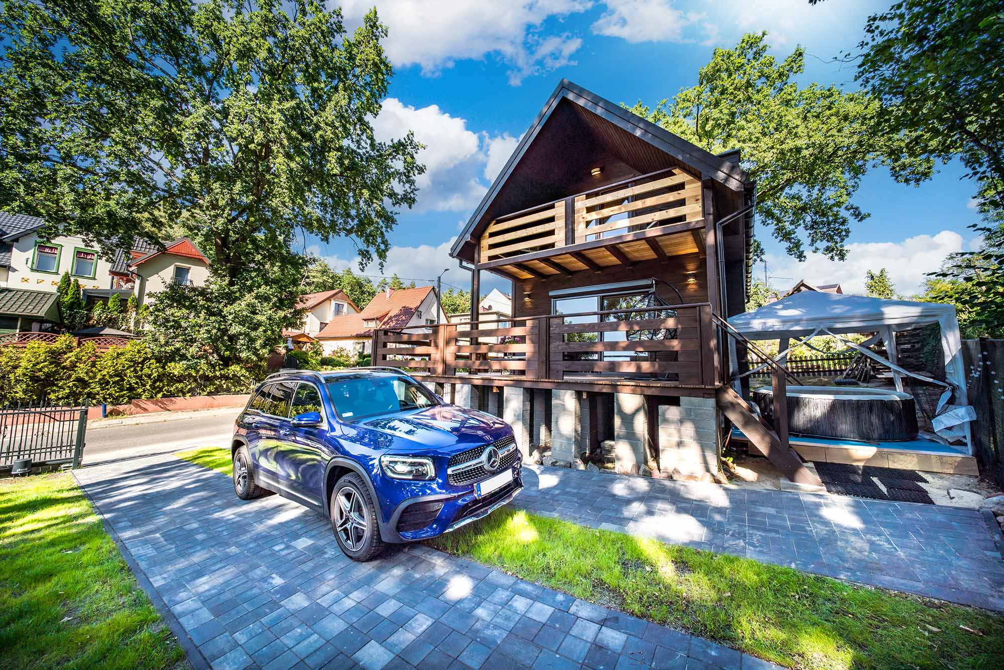 Domek z zewnątrz z darmowym parkingiem na miejscu